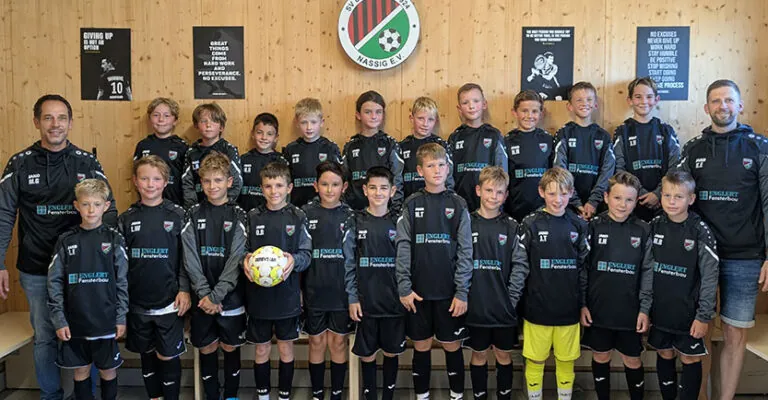 E-Jugend mit neuen Trainingshoodies von Englert Fensterbau